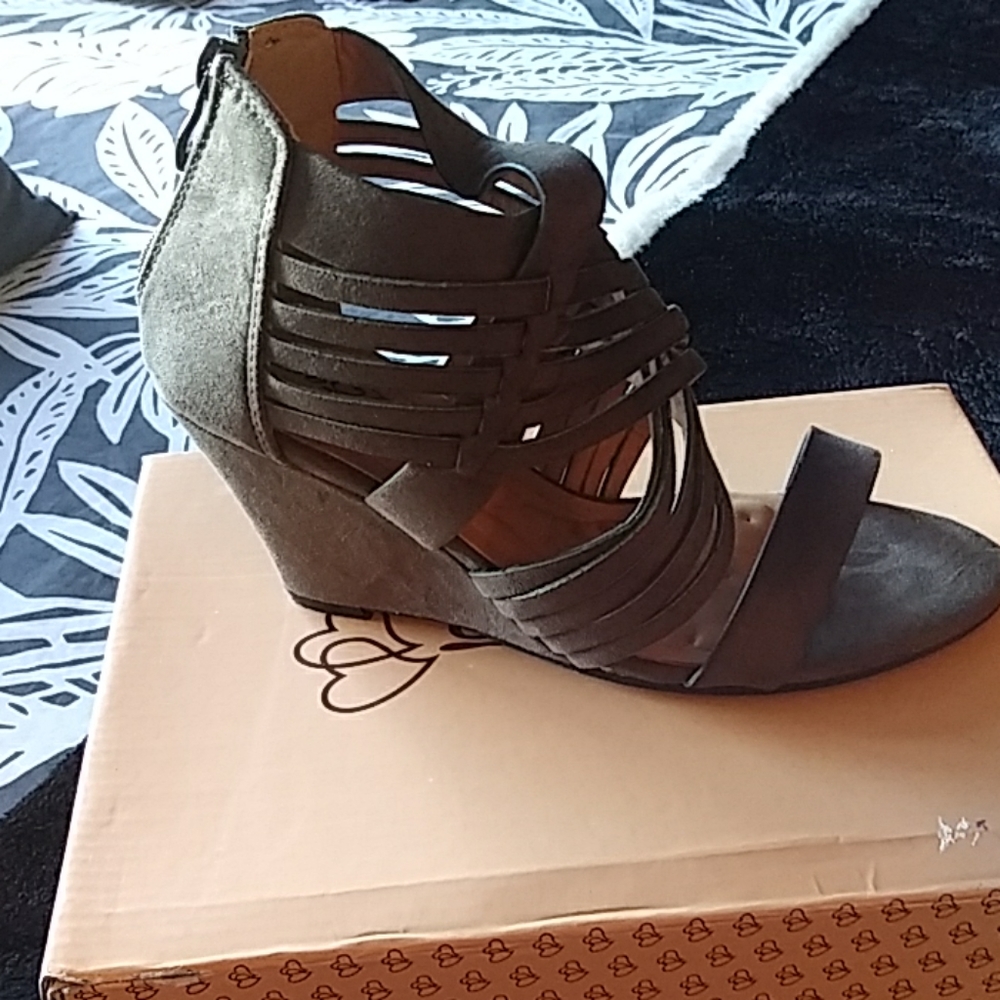 Heels - Picture 2 of 4